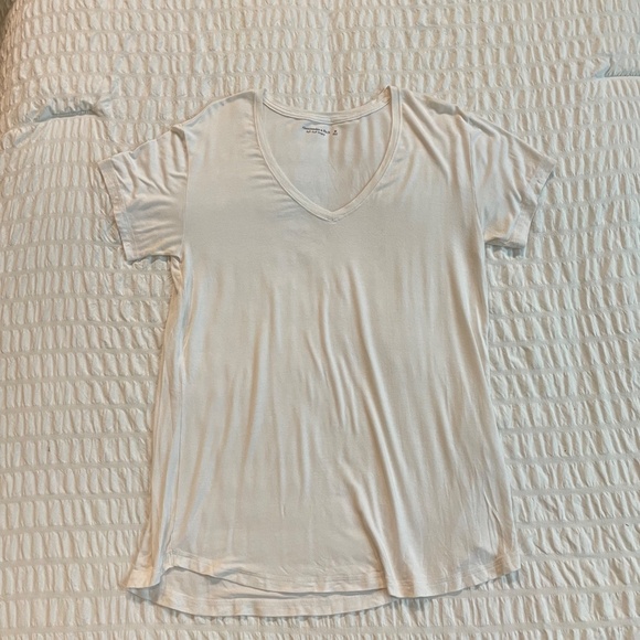 🌟(2 for $36) Abercrombie & Fitch V-Neck Tees | Soft A&F Drapey T-Shirt | Size M - Picture 13 of 13